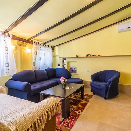 Lovely In With Kitchen Holiday home Veliki Vareski